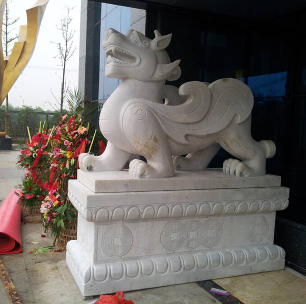 大(dà)華地(dì)産石材雕塑